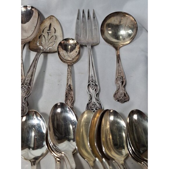 VTG 1950’s WM Rogers Co. Extra Plate Magnolia 53  Piece Silverware & Serving Set - Picture 7 of 12